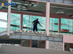 Скандальную стройку фуд-корта семьи депутата Колесникова в центре Волгограда не остановил даже коронавирус