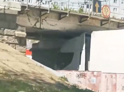 В Волгограде фура впечаталась в мост