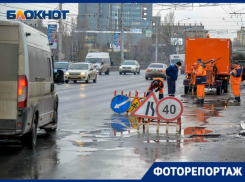 Ремонт ям в лужах на Астраханском мосту в объективе фотографа