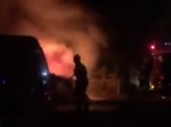 Пылающий Toyota Land Cruiser попал на видео в центре Волгограда