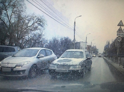 Молодая волгоградка отомстила наглому водителю за опасную езду