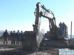 Волгоградский экскаваторщик выкопал снаряды времен войны и человеческие кости