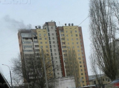 В страшном пожаре в многоэтажке на западе Волгограда пострадали двое пенсионеров