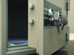  В Волгограде из охраняемого магазина украли сейф с выручкой