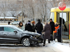 В Волгограде автоледи протаранила трамвай