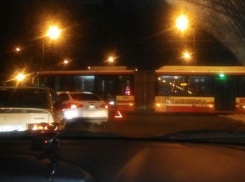 На севере Волгограда трамвай сошел с рельсов и перегородил движение