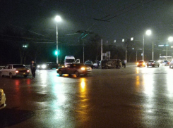 Внедорожник перевернулся в массовом ДТП на севере Волгограда