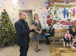 Новогодние сюрпризы для многодетных мам Волгограда приготовили Дед Мороз и депутат 
