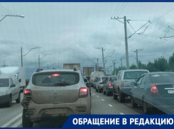 «Скачем по ямам и стоим в полуторачасовых пробках»: волжанка показала на видео, как живет мост через ГЭС 