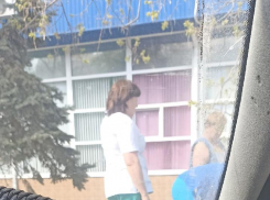  «Медсестры в белых рубашках убирают мусор»: волгоградцы просят защитить медработников от свинского отношения