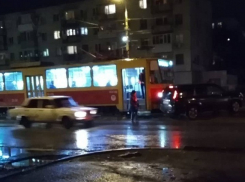 В Волгограде трамвай № 2 врезался во внедорожник