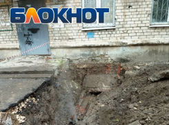 «Дети могут свалиться»: волгоградцы бьют тревогу из-за гигантских дыр в земле