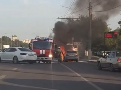 Горящий автомобиль BMW на проспекте Жукова в Волгограде попал на видео