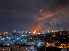 Сильный ночной пожар на Каче в Волгограде сняли на видео 