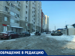 Жуткая наледь и бьющая из-под земли вода: в Волгограде на Ангарском снова подмывает многоквартирный дом