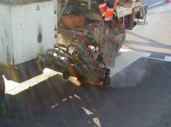 Разметку из термопластика наносят на отремонтированные улицы Кубинская и Кубанская в Волгограде