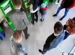 Сотрудник Сбербанка догнал грабителей и вырвал украденные деньги в Волгограде