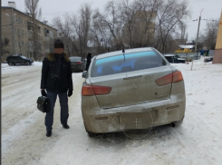 Волгоградцы наказали дерзкого автохама, спустив ему все четыре колеса