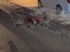 На въезде в Волгоград маршрутка насмерть снесла мопедиста: видео