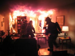 Смерть волжанки при пожаре следователи считают загадочной