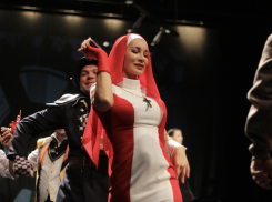 «Личный эксперимент режиссера на госденьги»: в волгоградском НЭТ поставили Мольера с пародией на Бузову