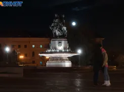 Впечатляющая огненная луна удивила волгоградцев