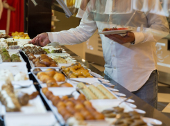 Волгоградская облдума запланировала банкеты на 910 тысяч рублей: стакан воды стоит 200 рублей