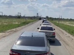 «Два часа на жаре стоим с ребёнком»: видео из огромной пробки под Волгоградом