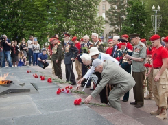 На площади Павших Борцов волгоградцы почтили память защитников Отечества
