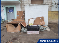 Почти полгода без лифта: пенсионеры и инвалиды поднимаются по лестнице в Волгограде