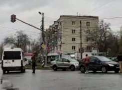 Маршрутка и легковушка столкнулись в Волгограде в утренний час пик: видео