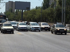 ДТП на юге Волгограда собирает большую пробку на Второй Продольной