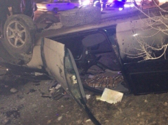 В центре Волгограда иномарка и ВАЗ столкнулись и снесли столб