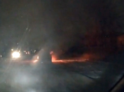 Пылающий Ford Escort попал на видео в Волгограде