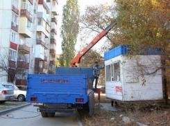 В Волгограде из Дзержинского района увезли незаконный киоск