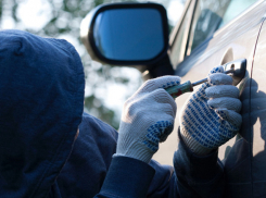 Двое Жителей Волжского угнали авто и застряли на нем в яме