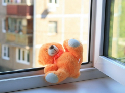 Волгоградцы сообщают о выпавшем из окна маленьком ребенке