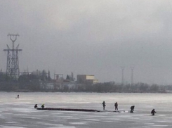 Волгоградские рыбаки снова рискнули выйти на лед, забыв о недавнем ЧП