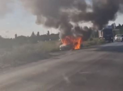 Волгоградские водители сняли на видео полыхающую «Ладу» в поселке Водстрой