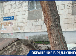 Неделю с оторванной трубой без горячей воды живут в подъезде на юге Волгограда 