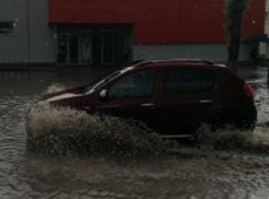 «Это кошмар для пешеходов»: ливни затопили Волгоград и область