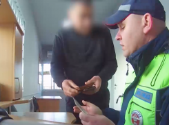 Двое мужчин попытались дать взятку полицейским под Волгоградом – видео 