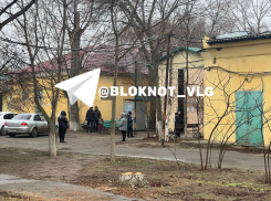 «Обхаркали и грозили запенить очко»: уличная очередь на флюорографию выстроилась в Волгограде