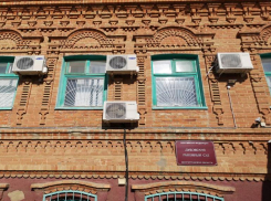 Изуродованному зданию суда в Волгоградской области удивился активист