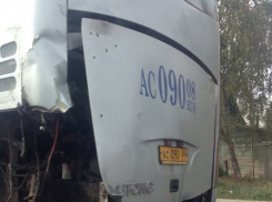 На юге Волгограда оторвавшийся от фуры прицеп протаранил автобус