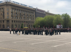 В Волгограде показали парад Победы глазами губернатора