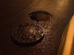 Парень спас канализационный люк от «мародеров» в центре Волгограда