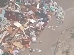 Переполненные мусорки поплыли в Волгограде в ливень - видео 