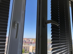 Маленький ребенок разбился, выпав из окна в Волжском