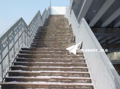 «Летела вниз, считала ступени»: на опасный спуск в центре Волгограда жалуются горожане